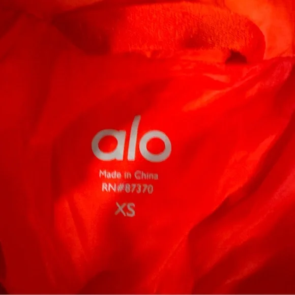 ALO Yoga Gold Rush Puffer Coat size XS Cropped Jacket in Orange Red - Picture 6 of 8